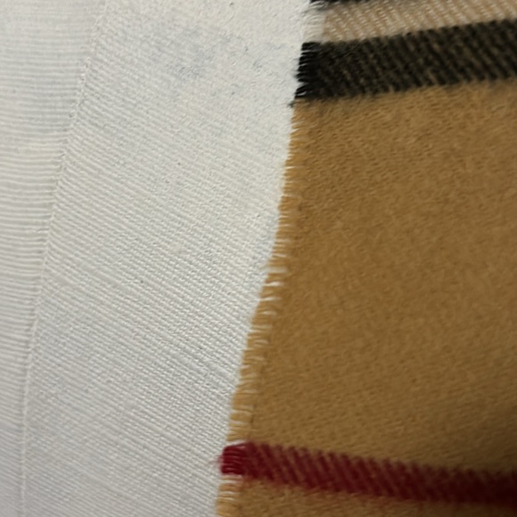 Gorgeous Fall Must Have-Cashmink by V Fraas Scarf-Plaid-100% Acrylic-Light Wear - Picture 6 of 11